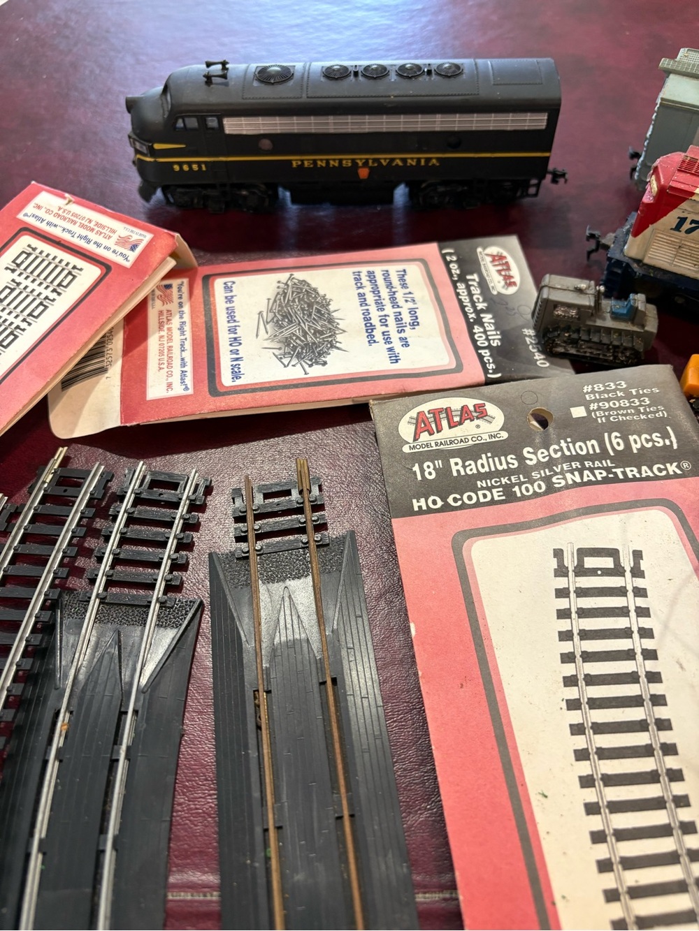 Vintage Atlas HO Scale collection of assorted accessories